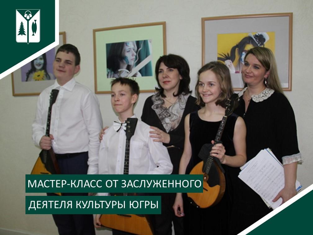 Фото преподавателя Щербаковой И.А. с обучающимися и концертмейстером Десслер И.В.